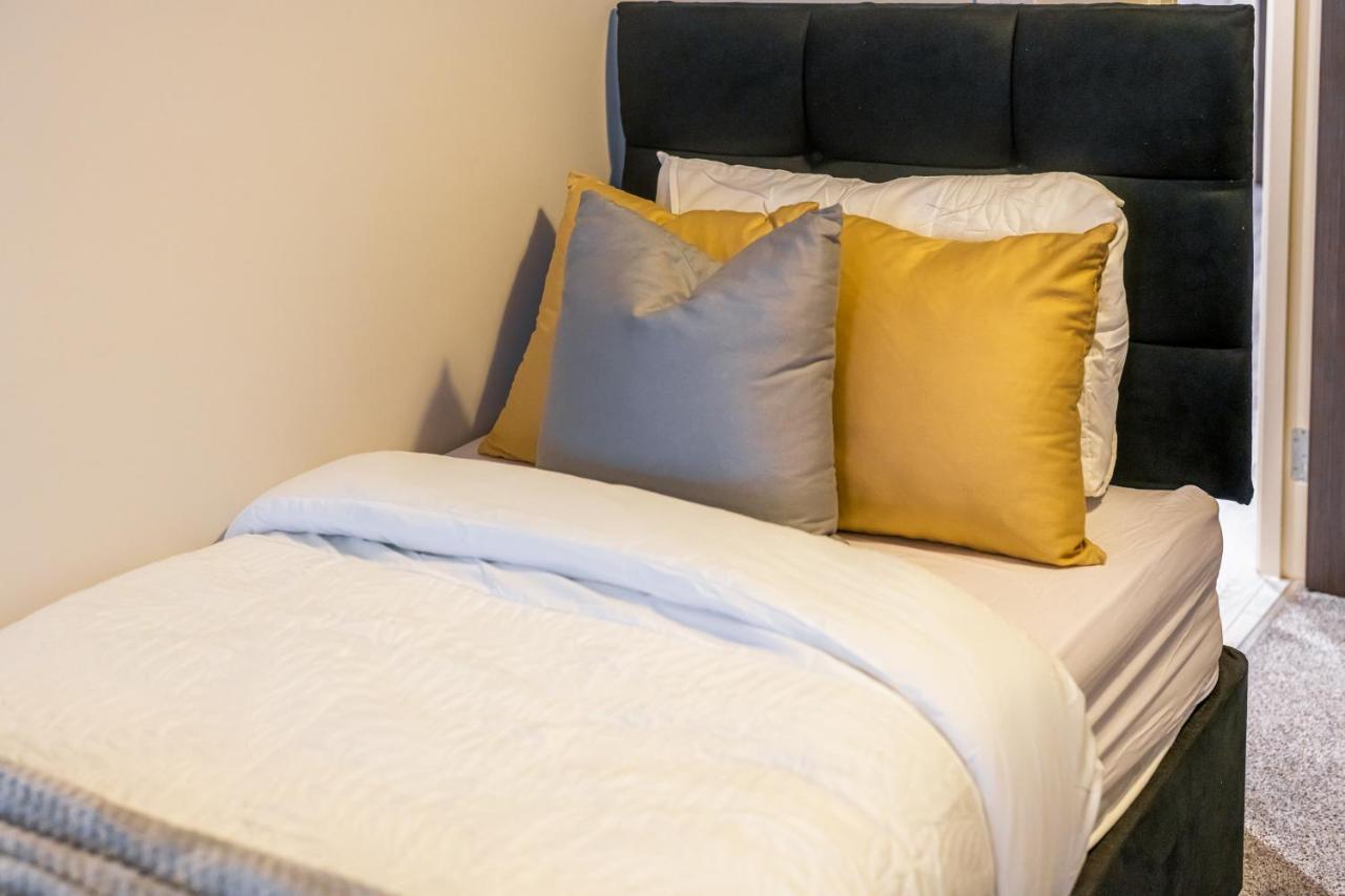 Lovely 4-Sleeper Apartment In Central Slough With Free Parking Exterior foto