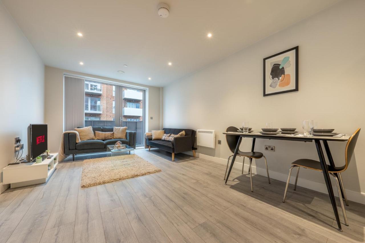Lovely 4-Sleeper Apartment In Central Slough With Free Parking Exterior foto