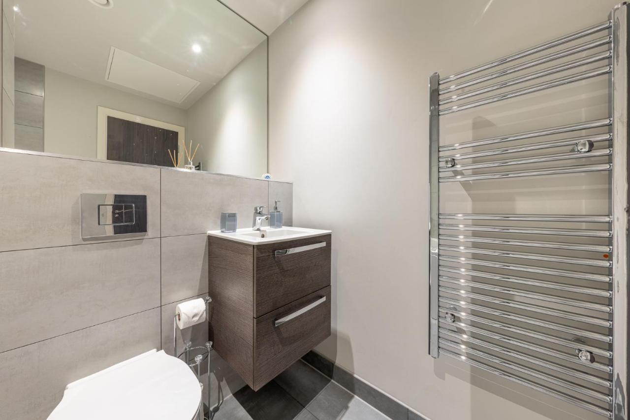 Lovely 4-Sleeper Apartment In Central Slough With Free Parking Exterior foto