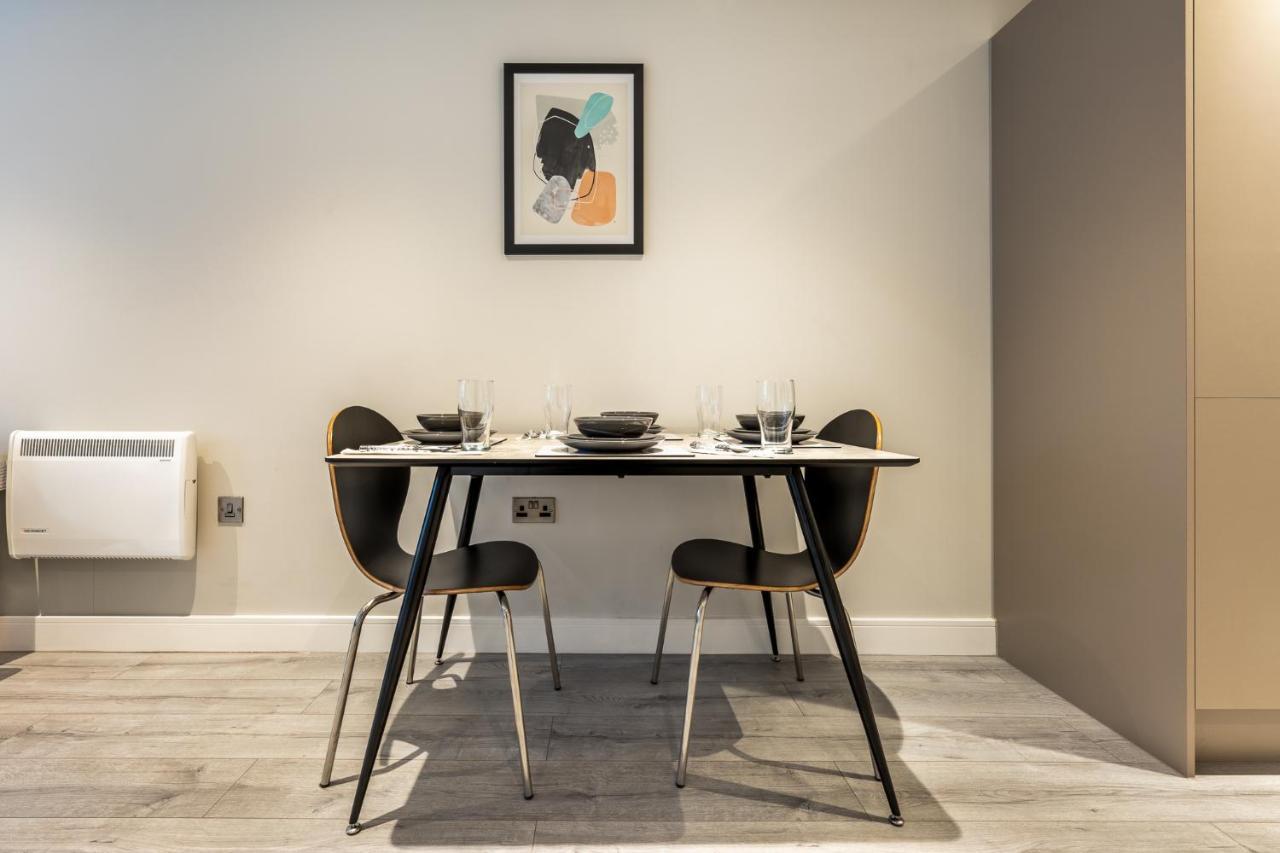 Lovely 4-Sleeper Apartment In Central Slough With Free Parking Exterior foto
