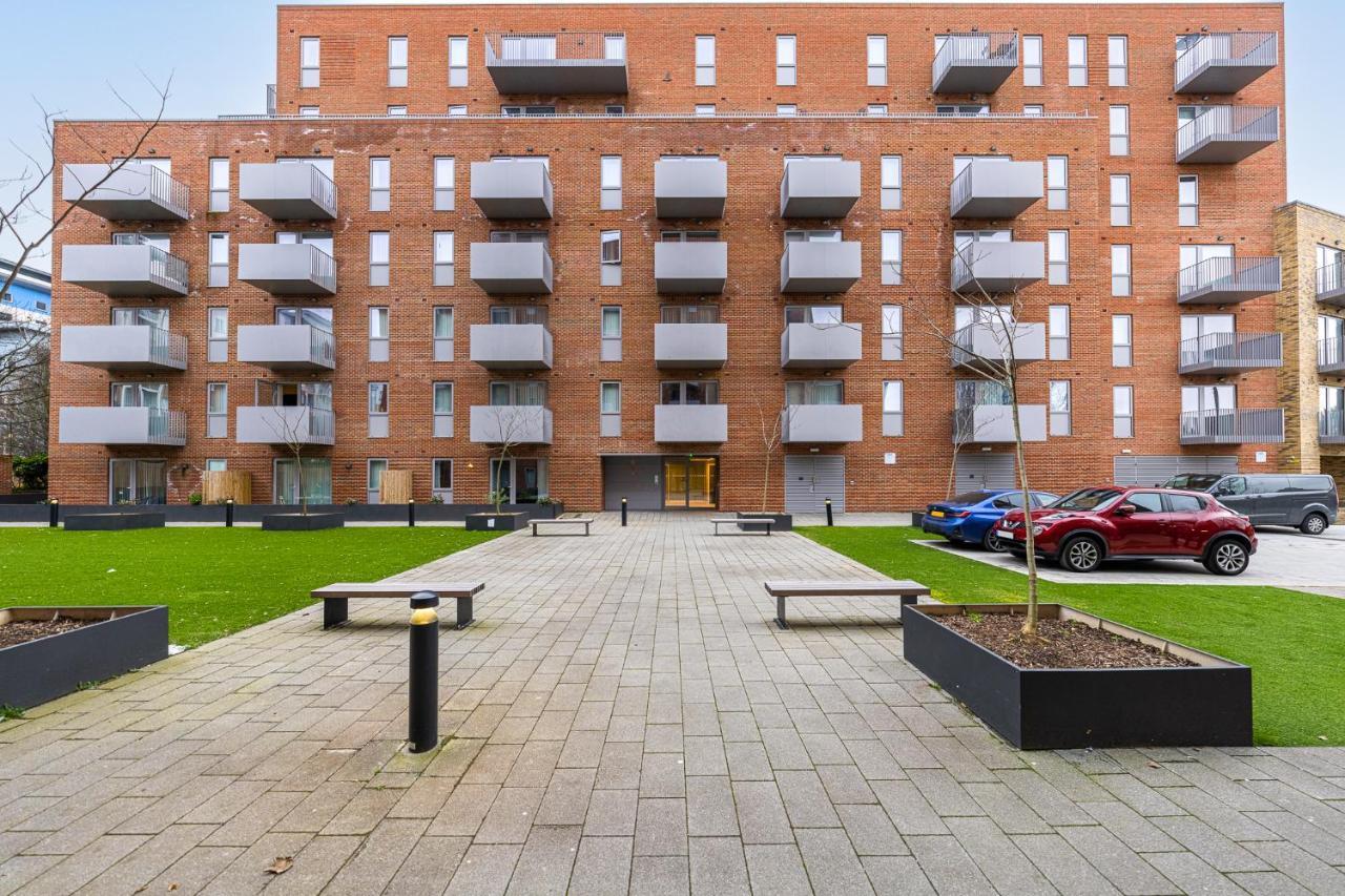 Lovely 4-Sleeper Apartment In Central Slough With Free Parking Exterior foto