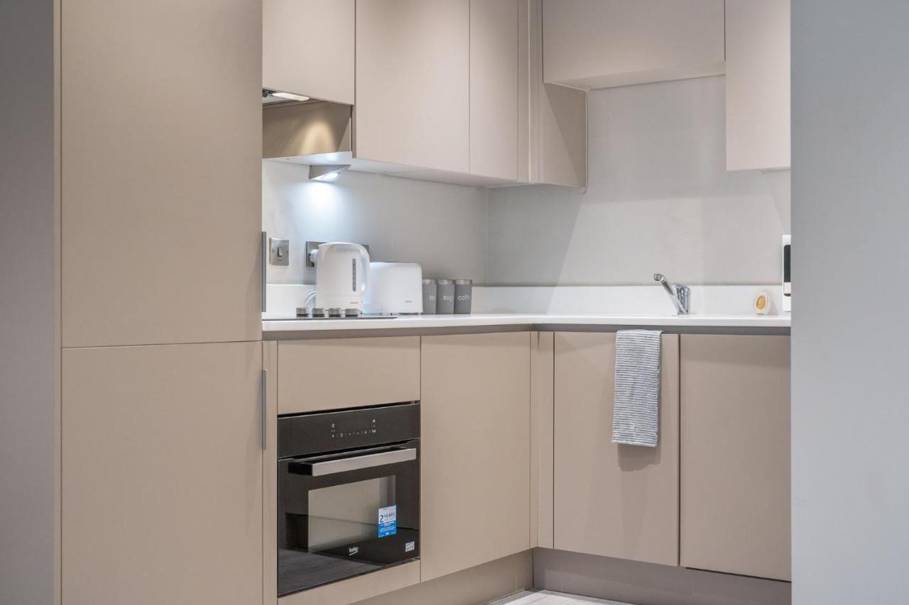 Lovely 4-Sleeper Apartment In Central Slough With Free Parking Exterior foto