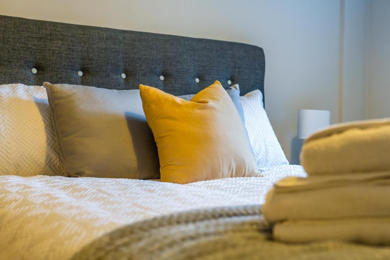 Lovely 4-Sleeper Apartment In Central Slough With Free Parking Exterior foto