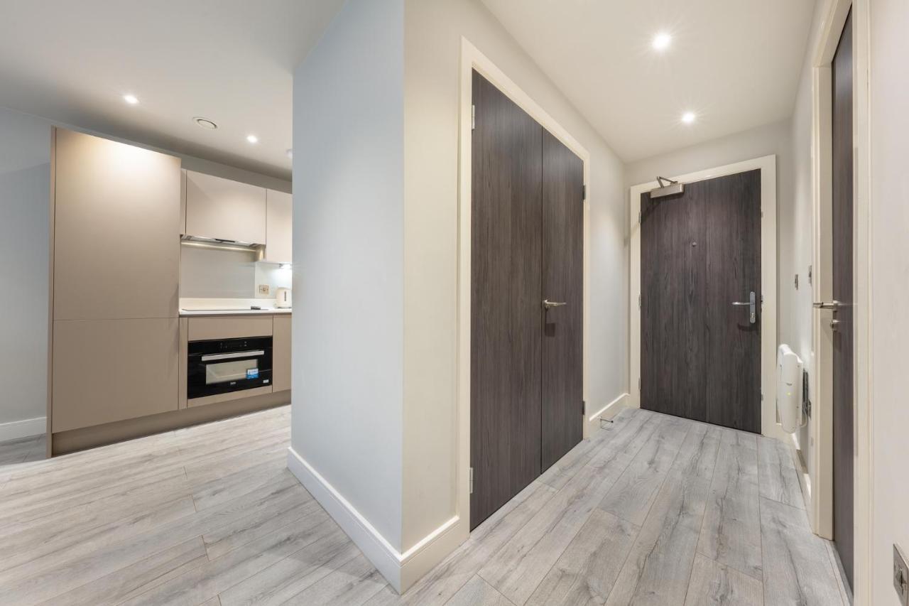 Lovely 4-Sleeper Apartment In Central Slough With Free Parking Exterior foto