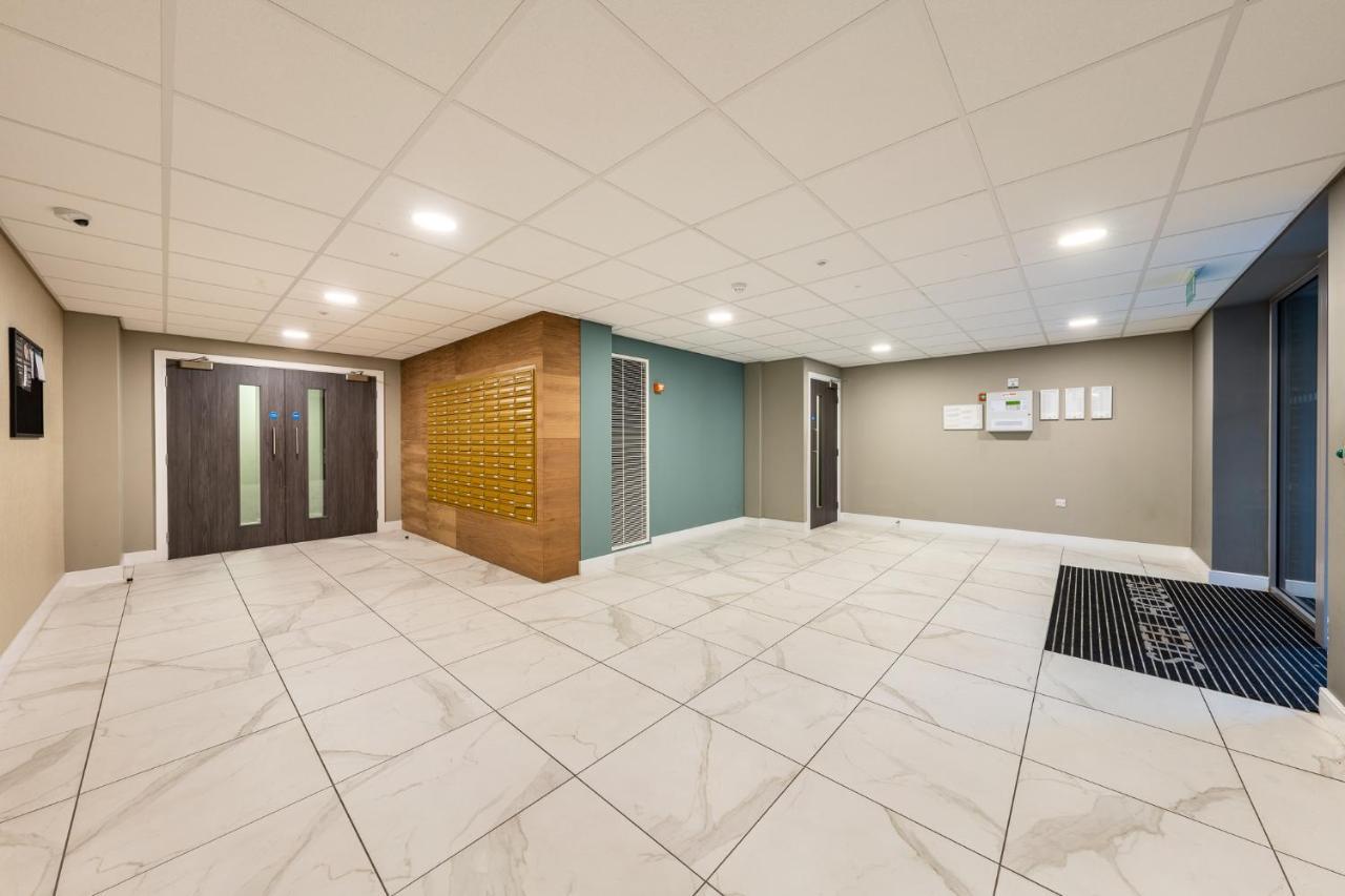 Lovely 4-Sleeper Apartment In Central Slough With Free Parking Exterior foto